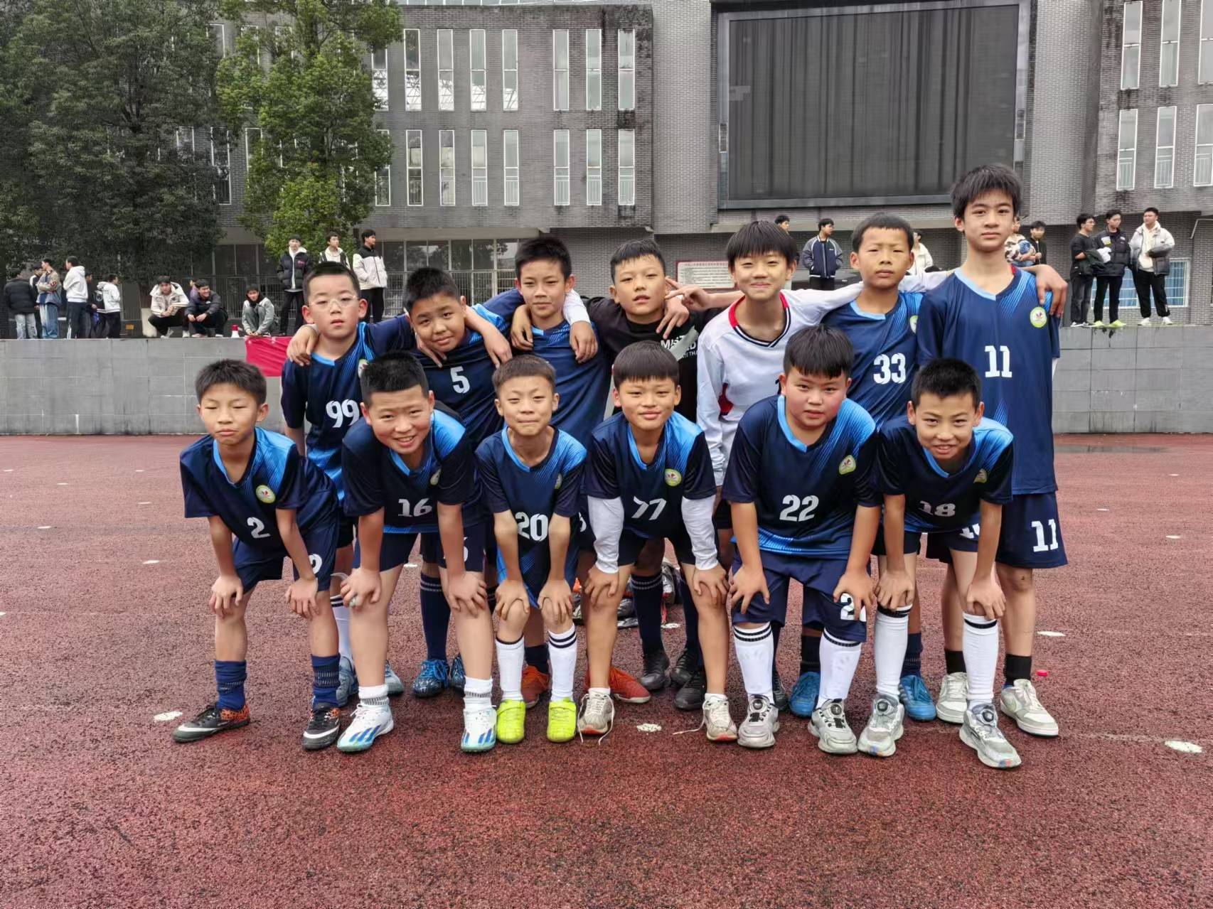 中国足球赛现场团结拼搏,团队力量展现 中国足球赛现场团结拼搏,团队力量展现