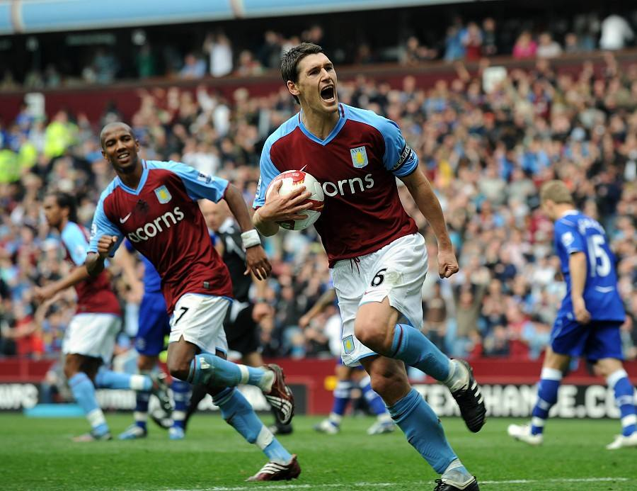 AYX体育赛事-阿斯顿维拉力争保级成功，全队士气飙升