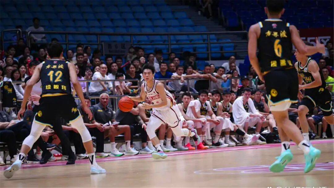 包含福建男篮首发五虎上阵，共同助力赢得比赛的词条