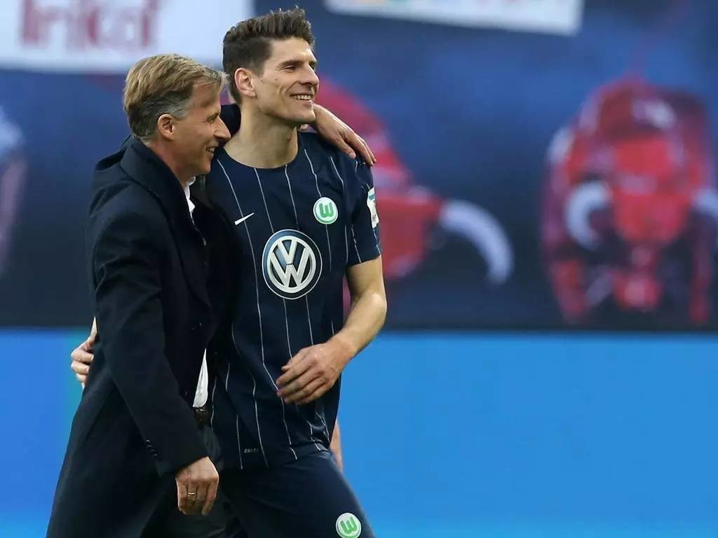 关于沃尔夫斯堡队教练表扬球员拼搏精神的信息