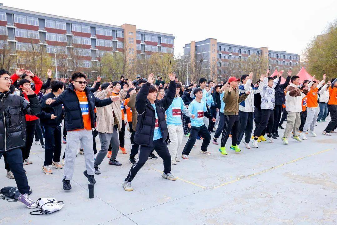 激情四射的比赛！球队迎接挑战的简单介绍