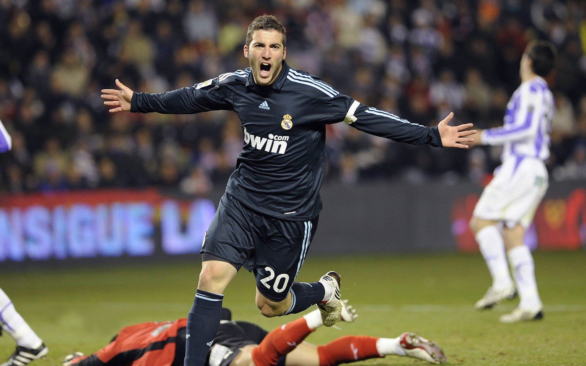 欧冠决赛之夜,布克关键战不手软